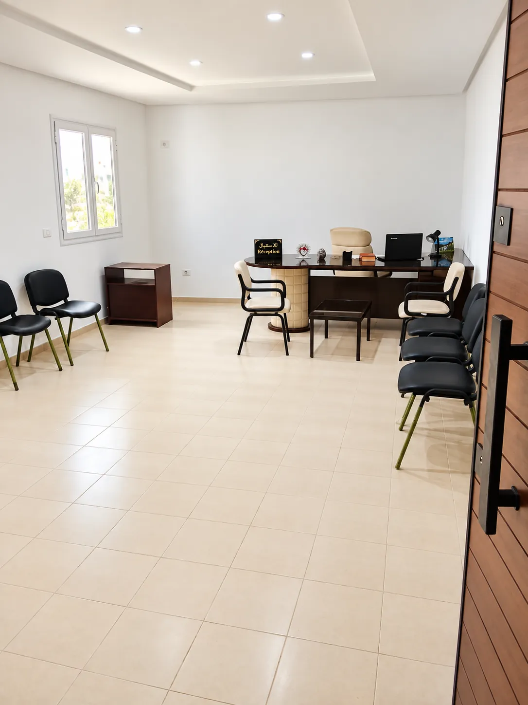 Bureau d'accueil et chaises d'attente du centre Relaxeo